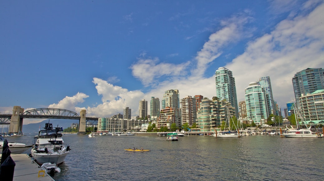 Granville Island Public Market som visar båtkörning, en skyskrapa och en hamn eller havsbukt