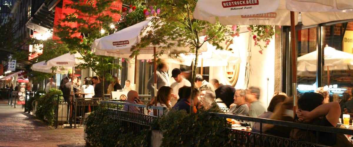 Yaletown showing street scenes, a city and night scenes