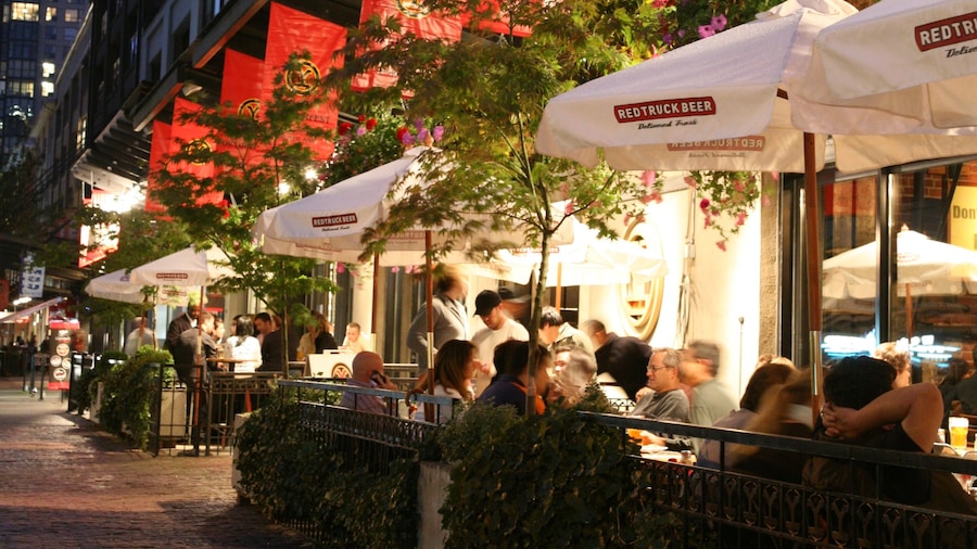 Yaletown showing street scenes, a city and night scenes