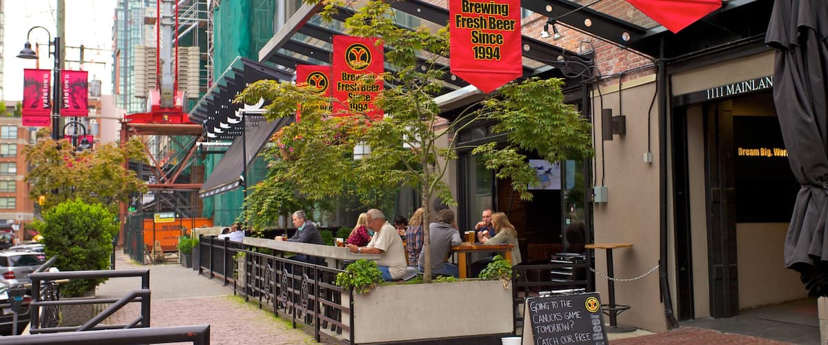 Yaletown qui includes dĂźner en ville, ville et scĂšnes de rue