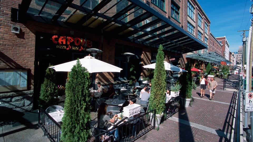 Yaletown which includes cafe lifestyle, street scenes and a city