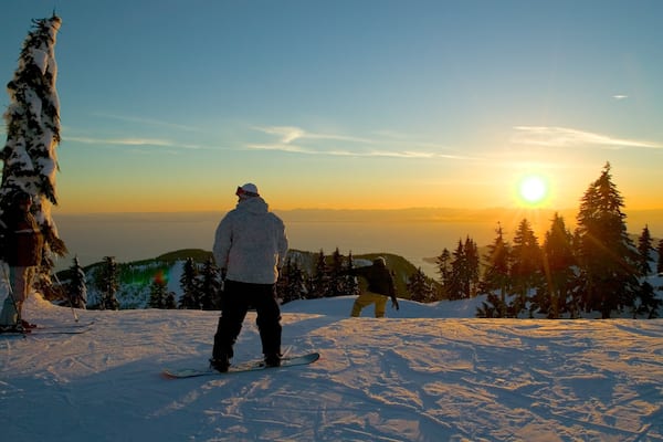 Station de ski de Cypress Mountain montrant snowboard, montagnes et panoramas