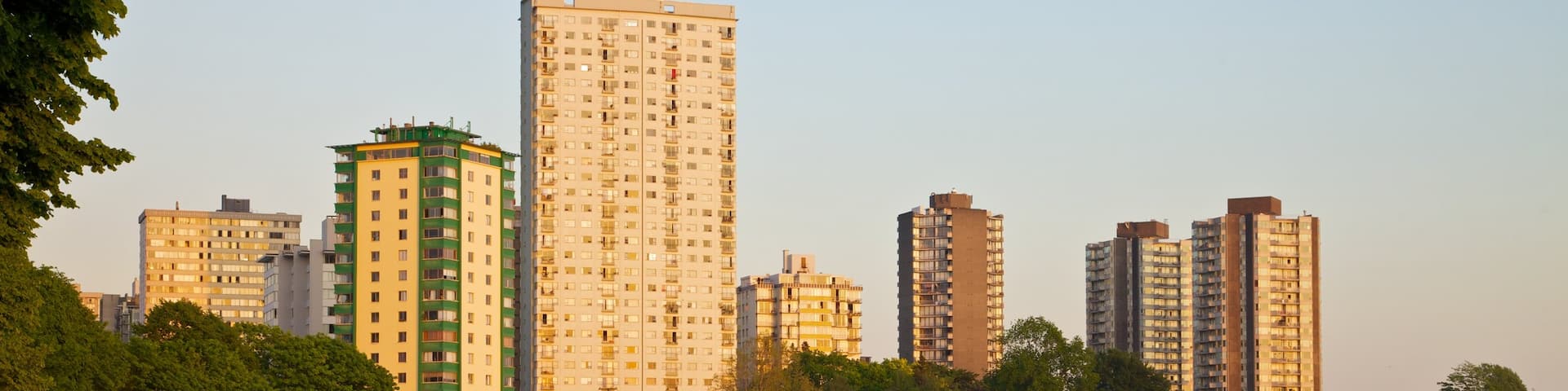 English Bay Inukshuk mit einem Bucht oder Hafen, Hochhaus und zentrales Geschäftsviertel