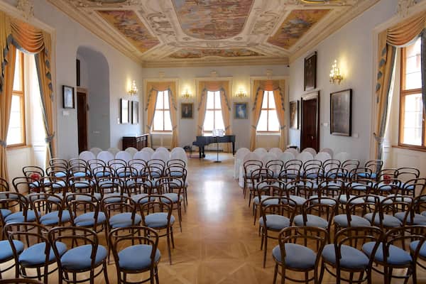 Palacio Lobkowicz mostrando patrimonio de arquitectura y vistas interiores
