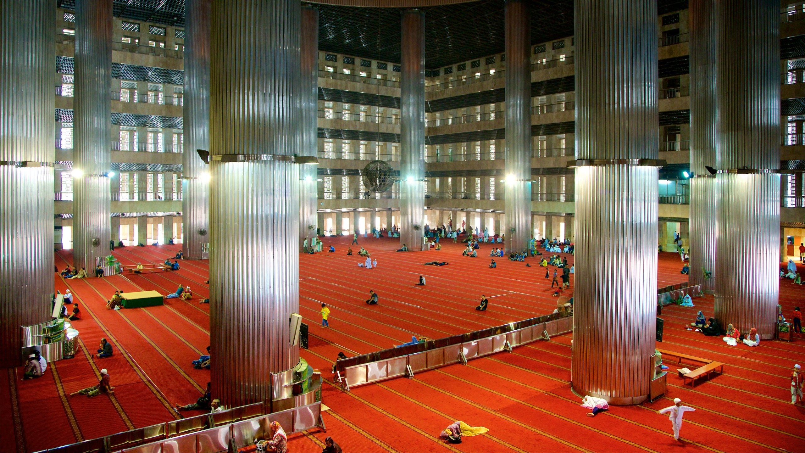 Istiqlal-moskéen som omfatter moderne arkitektur, historiske bygningsværker og interiør