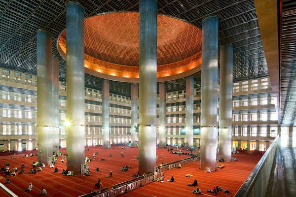 Istiqlal Mosque qui includes patrimoine architectural, architecture moderne et vues intérieures