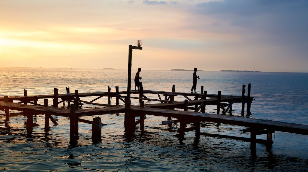 Nationaal Park Kepulauan Seribu toont een zonsondergang en algemene kustgezichten