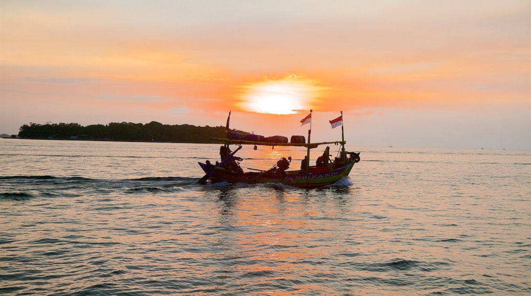 Nationaal Park Kepulauan Seribu toont varen, algemene kustgezichten en een zonsondergang