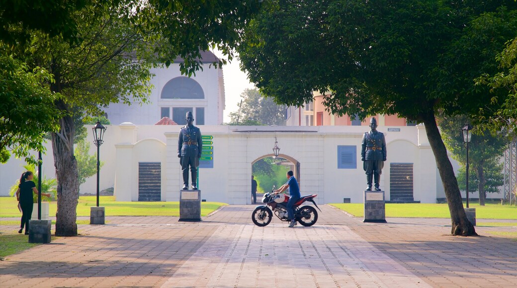 Fort Vredeburg Museum toont een plein en motoren