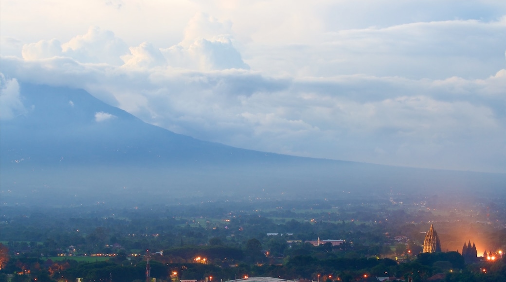 Đền Prambanan trong đó bao gồm phong cảnh và thành phố