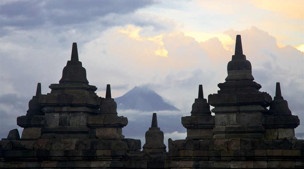 Borobudur som inkluderar historiska element