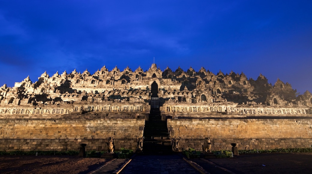 Borobudur che include architettura d\'epoca e oggetti d\'epoca