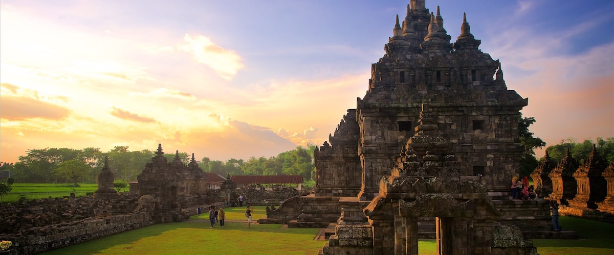 Prambanan mit einem Sonnenuntergang, historische Architektur und Geschichtliches