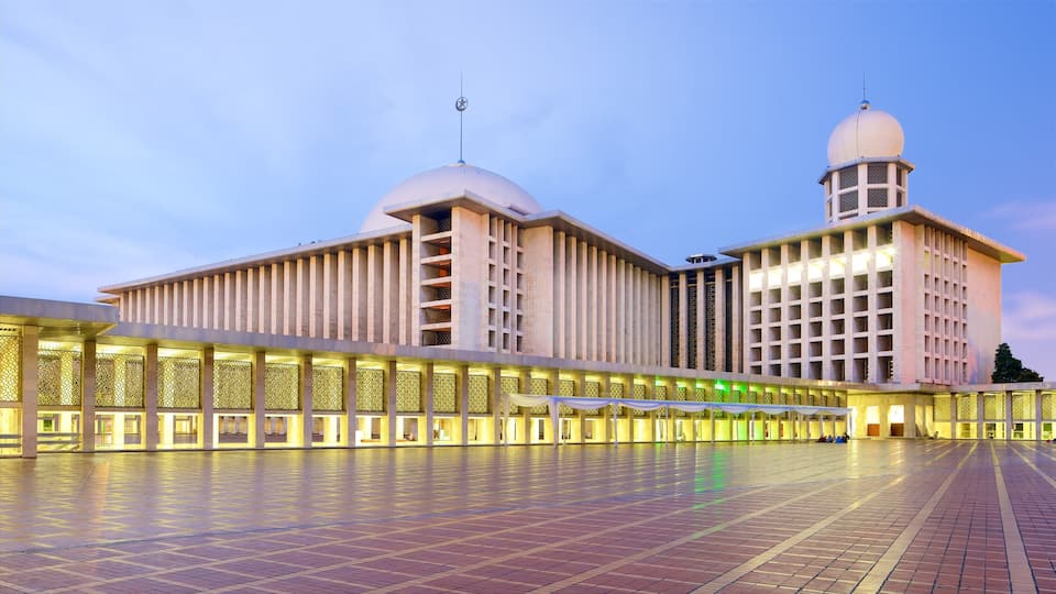 Mezquita Istiqlal mostrando una plaza y arquitectura moderna