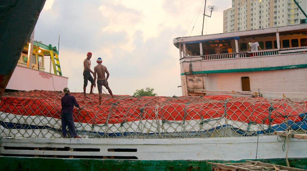 Sunda Kelapa mit einem Bootfahren sowie kleine Menschengruppe