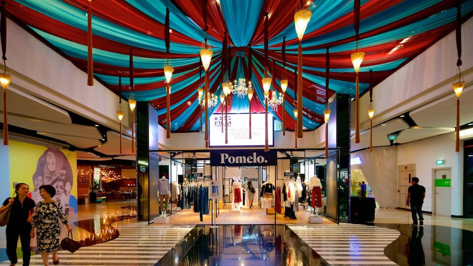 Centro comercial Grand Indonesia ofreciendo vistas de interior y compras