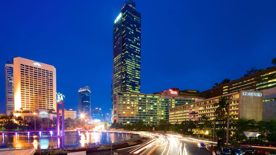 Yakarta que incluye una ciudad, un edificio alto y escenas nocturnas