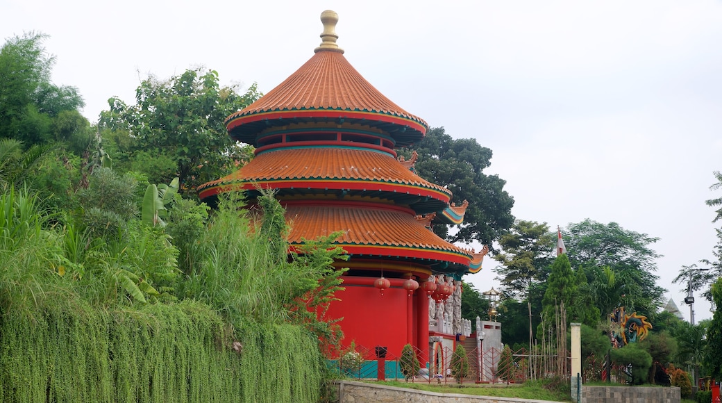 Taman Mini Indonesia Indah mit einem historische Architektur