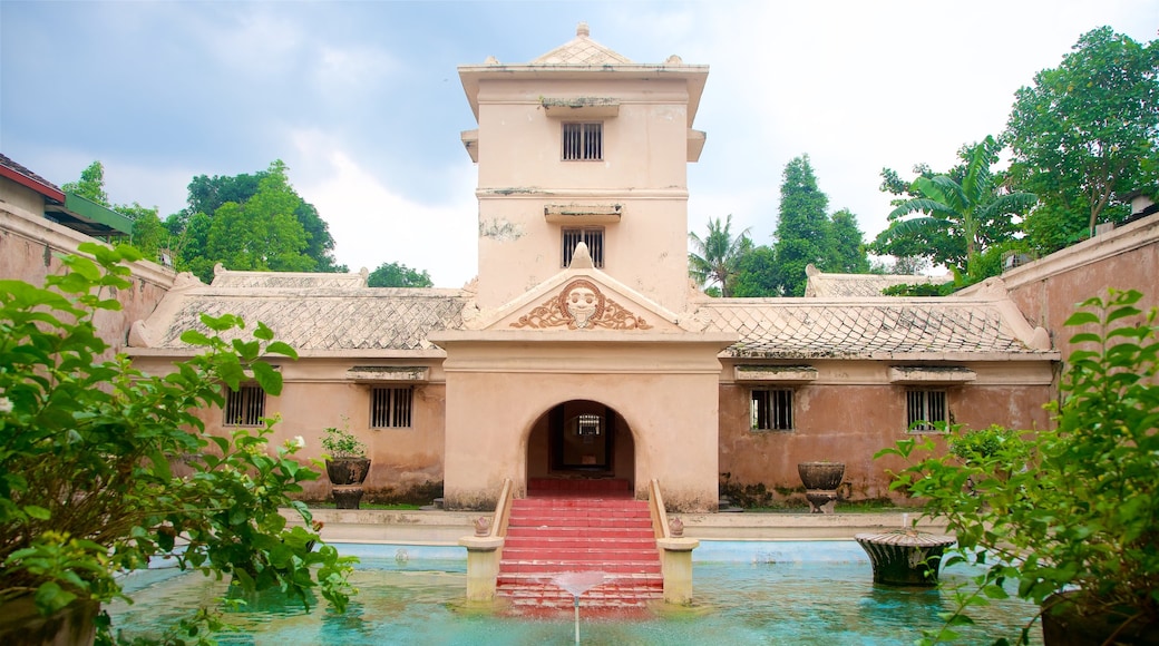 Water Castle showing a fountain