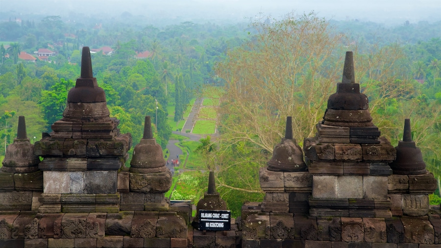 Templo de Borobudur caracterizando neblina, elementos de patrimônio e paisagem