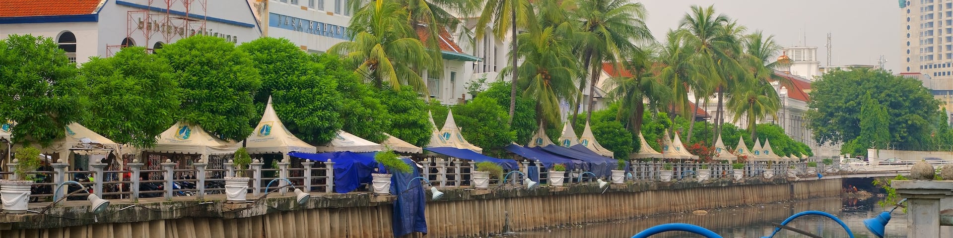 Old Jakarta mit einem Fluss oder Bach