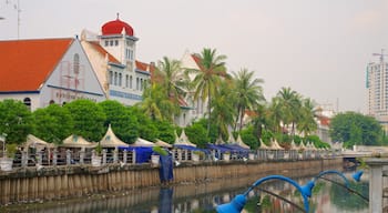 Old Jakarta mit einem Fluss oder Bach