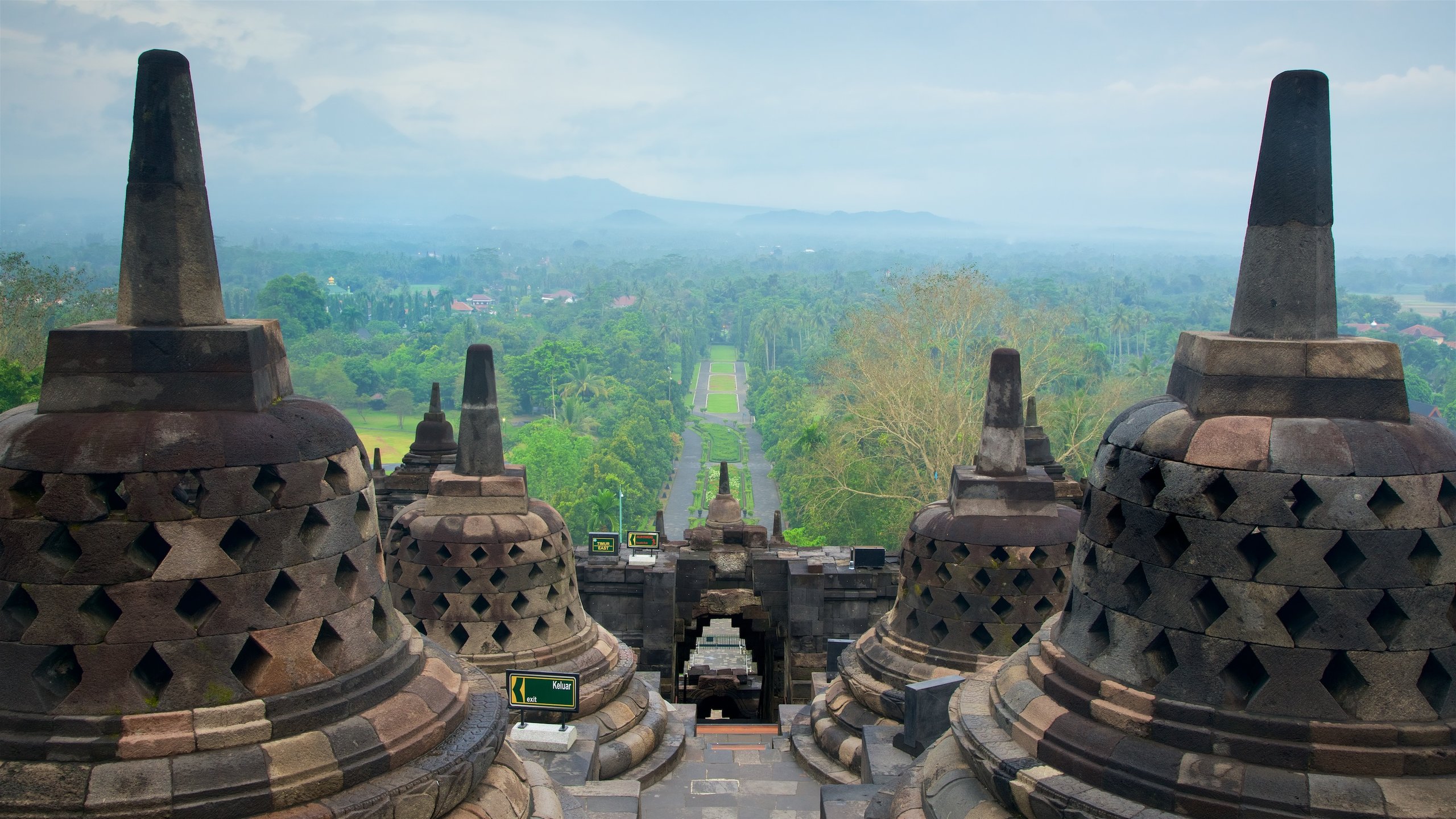 Bergabunglah dengan peziarah lain yang mengunjungi salah satu candi Buddha terbesar di dunia untuk melihat kebesarannya dan arsitekturnya yang spektakuler.