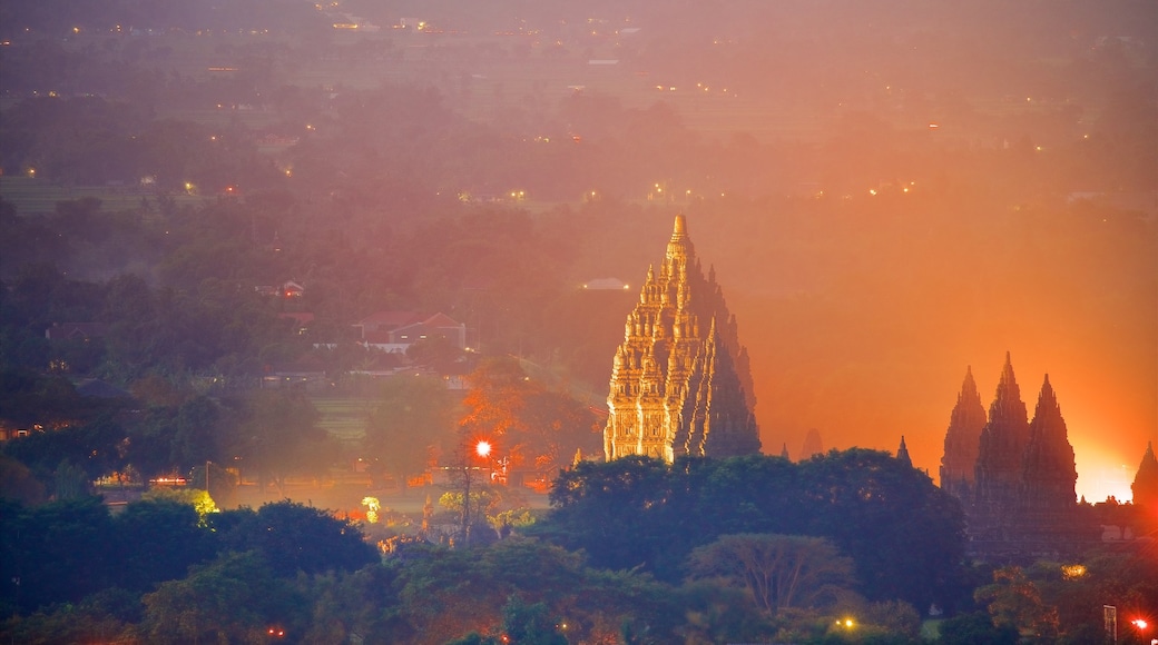 Prambanan-templet som viser historiske bygningsværker, udsigt over landskaber og tåge eller dis