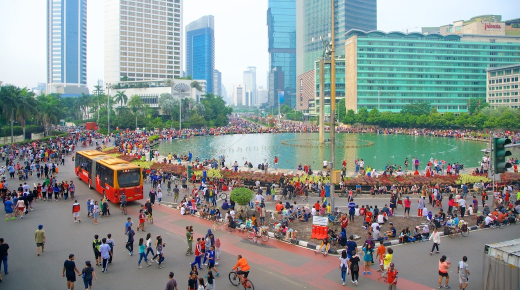 Bundaran HI que incluye una ciudad, un parque o plaza y una fuente