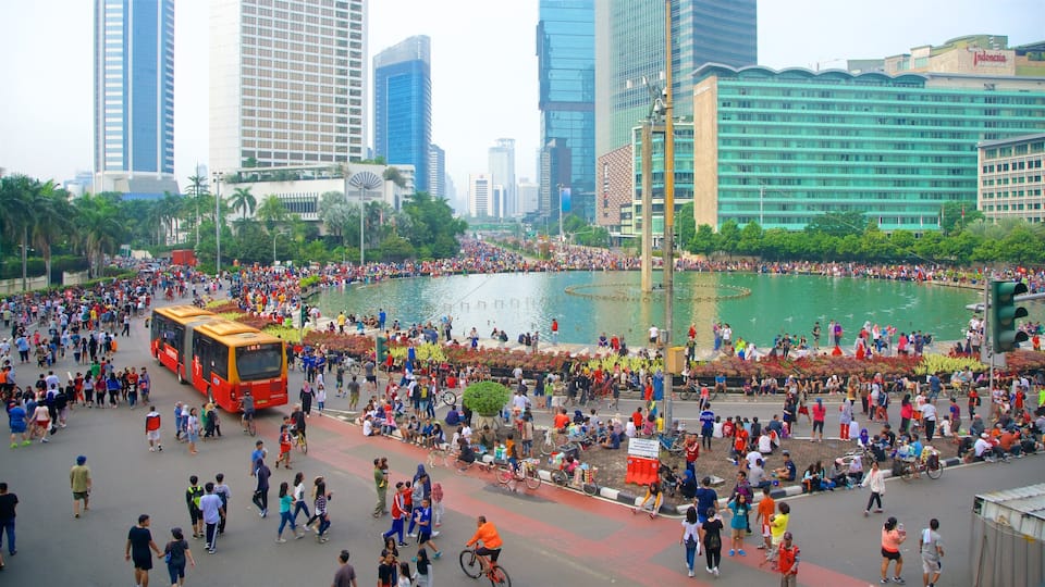 Bundaran HI mostrando una plaza, una ciudad y una fuente