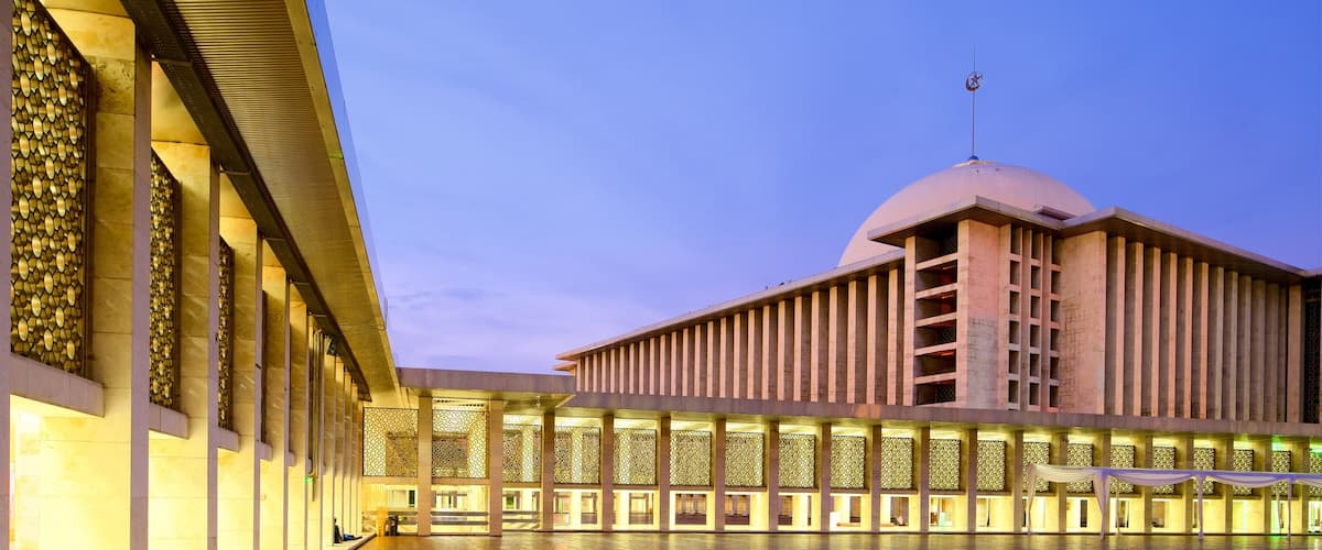 Istiqlal Mosque showing modern architecture and a square or plaza