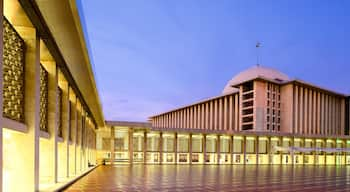 Istiqlal Mosque showing modern architecture and a square or plaza