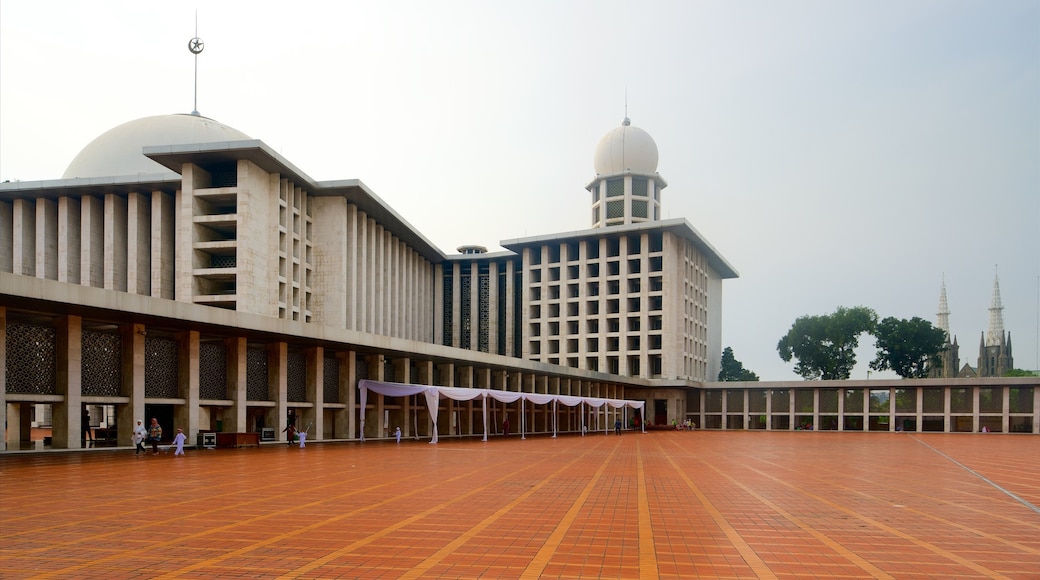 Istiqlal Mosque showing a square or plaza and modern architecture