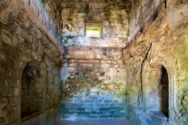 Candi Sari som inkluderar interiörer och historiska element