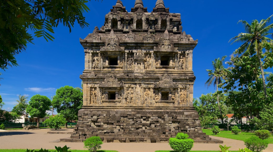 Candi Sari inclusief historische architectuur en een park