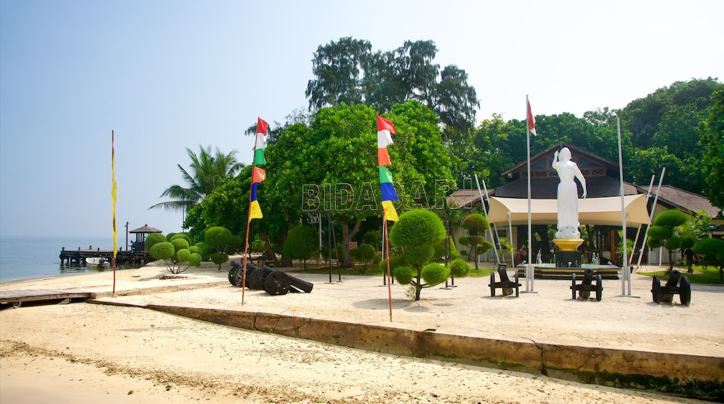 Parque Nacional Kepulauan Seribu, Indonesia que incluye vista general a la costa, escenas tropicales y una playa de arena