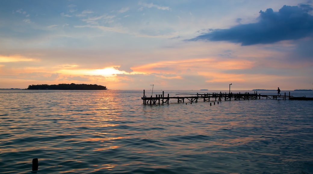 Parque Nacional Kepulauan Seribu, Indonesia que incluye un atardecer y vista general a la costa