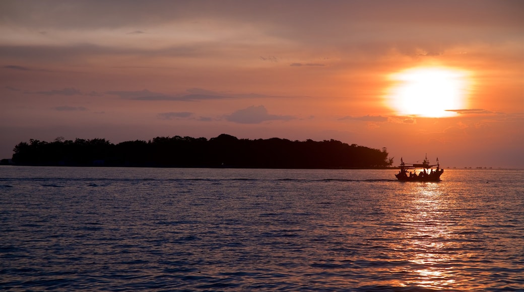 Parque Nacional de Kepulauan Seribu que inclui paisagens litorĂąneas, canoagem e um pĂŽr do sol