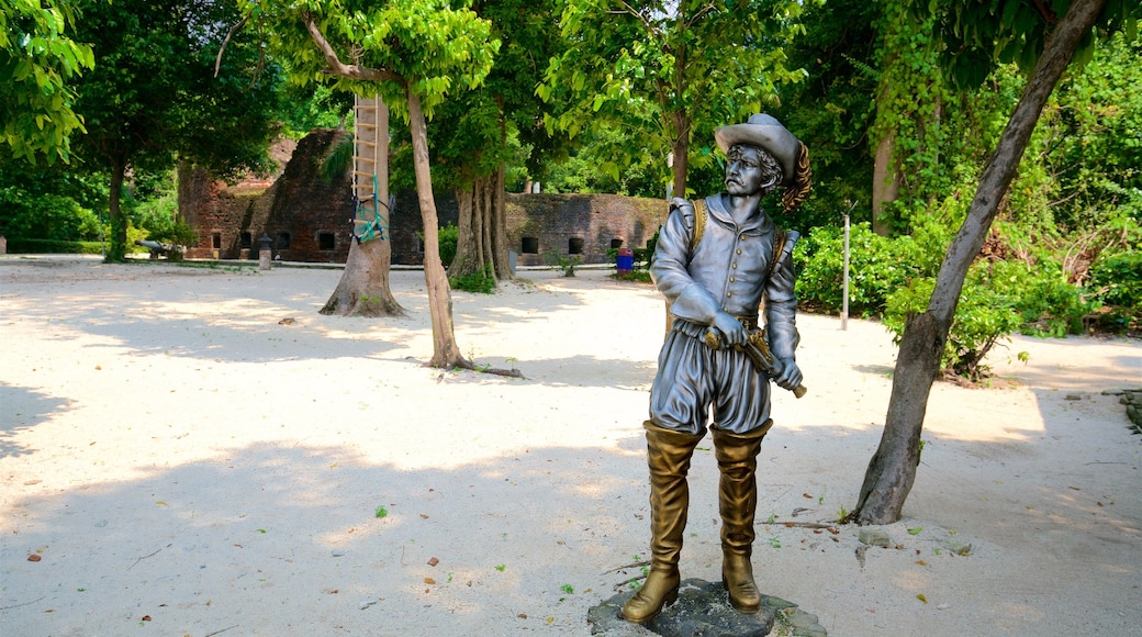 Kepulauan Seribu Nationalpark das einen Strand, Statue oder Skulptur und tropische Szenerien