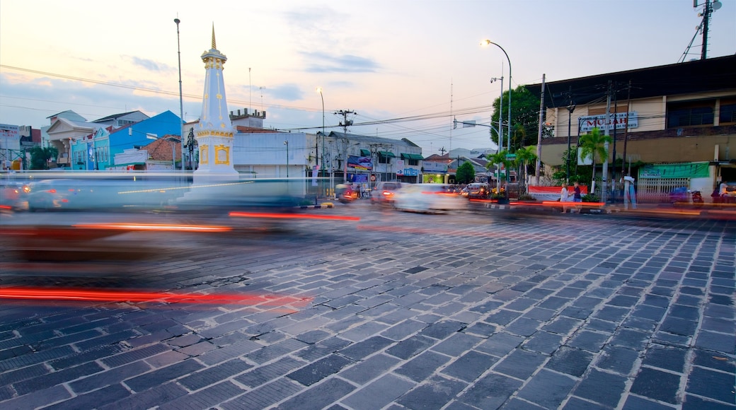 Monumento Tugu, Yogyakarta, Indonesia mostrando un atardecer