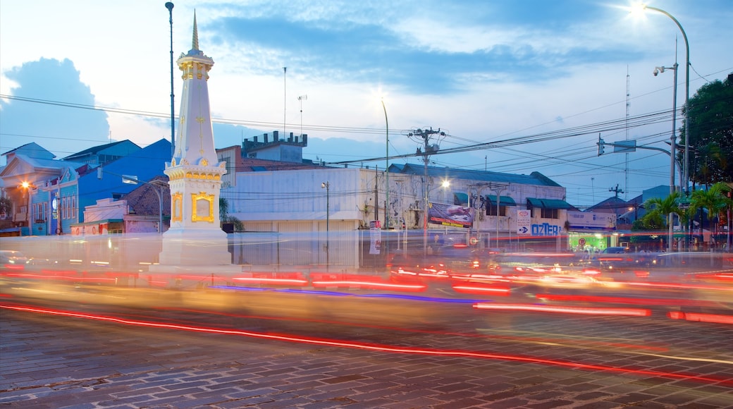 Monumento a Tugu che include tramonto