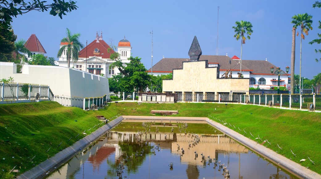 Complejo de Kraton mostrando un jardín y un lago o laguna