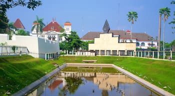 Kraton Complex mettant en vedette lac ou étang et jardin