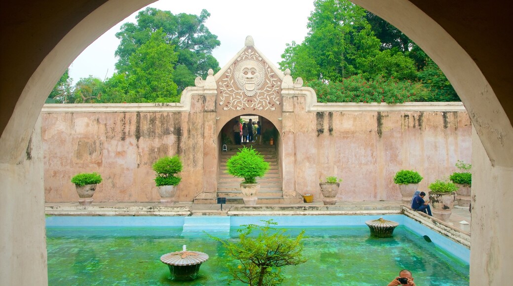 Tamansari , Yogyakarta, Indonesia que incluye elementos patrimoniales, una fuente y piscina