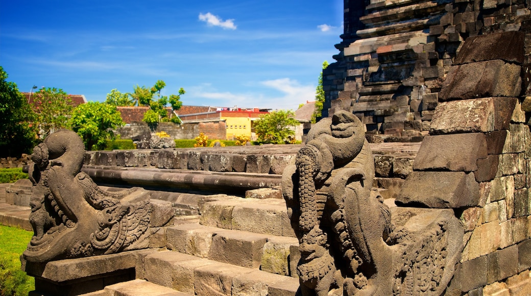 Kalasan Temple có tính năng di sản và khu vườn