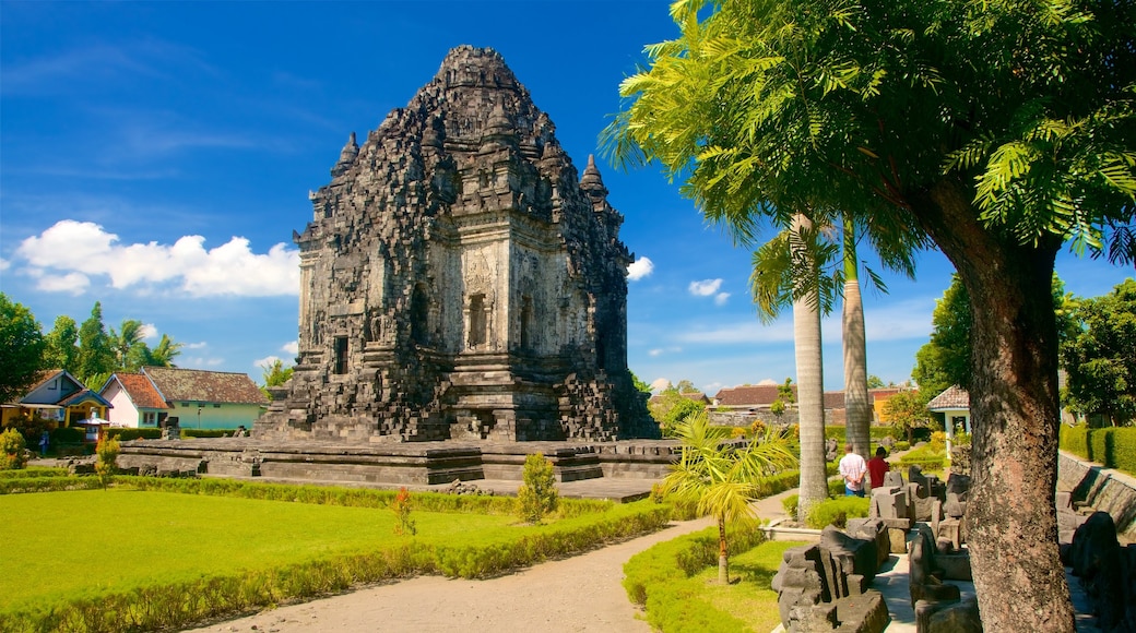 Kalasan Temple which includes a park, heritage architecture and a temple or place of worship