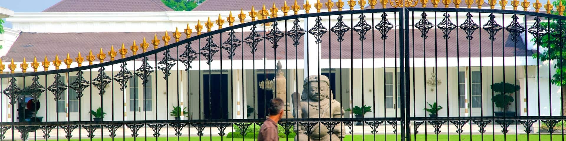 Präsidentenpalast Yogyakarta das einen Palast oder Schloss, Park und Statue oder Skulptur