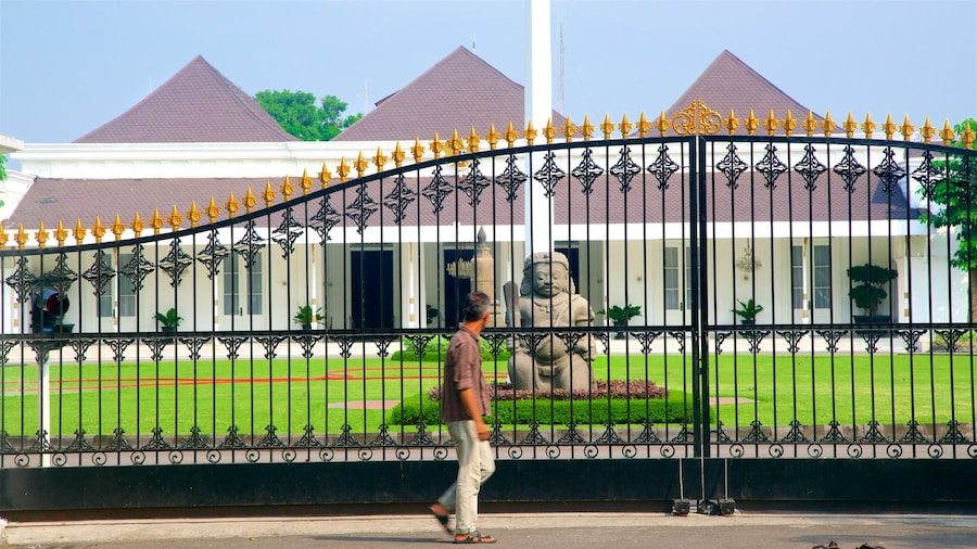 PalĂĄcio Presidencial de Yogyakarta mostrando uma estĂĄtua ou escultura, um castelo e um jardim