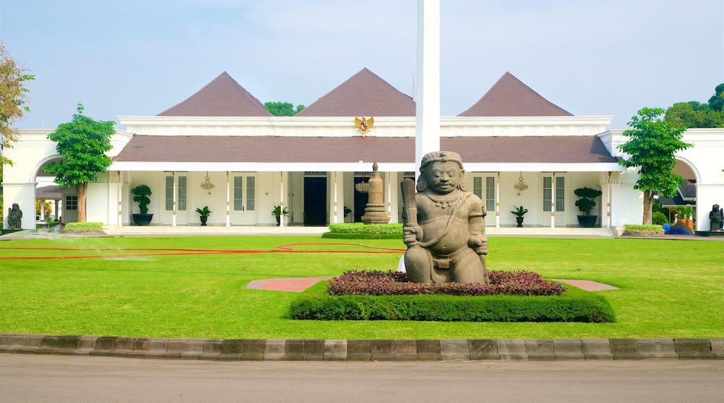 Yogyakarta Presidential Palace caratteristiche di castello, statua o scultura e parco