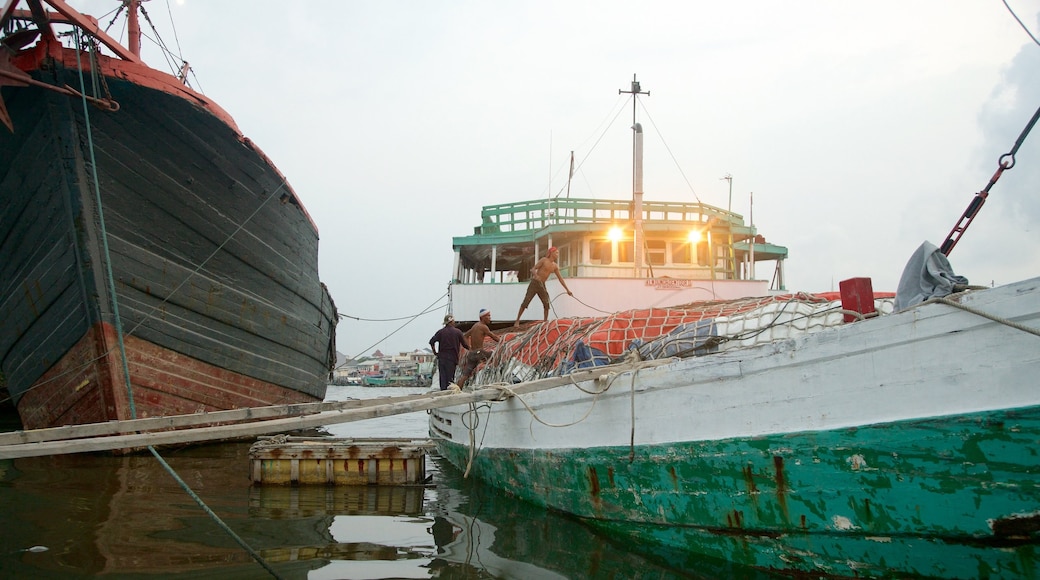 Sunda Kelapa fasiliteter samt båter og bukt eller havn i tillegg til en liten gruppe med mennesker